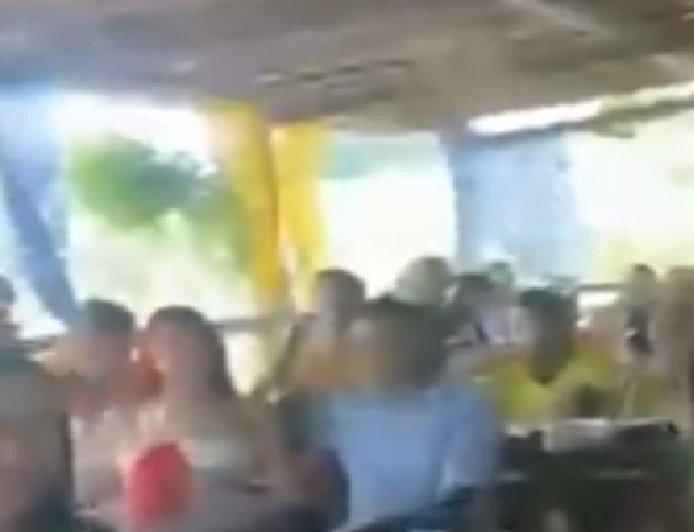 Mulher pega companheiro no flagra com a amante durante jogo da Seleção; vídeo viraliza