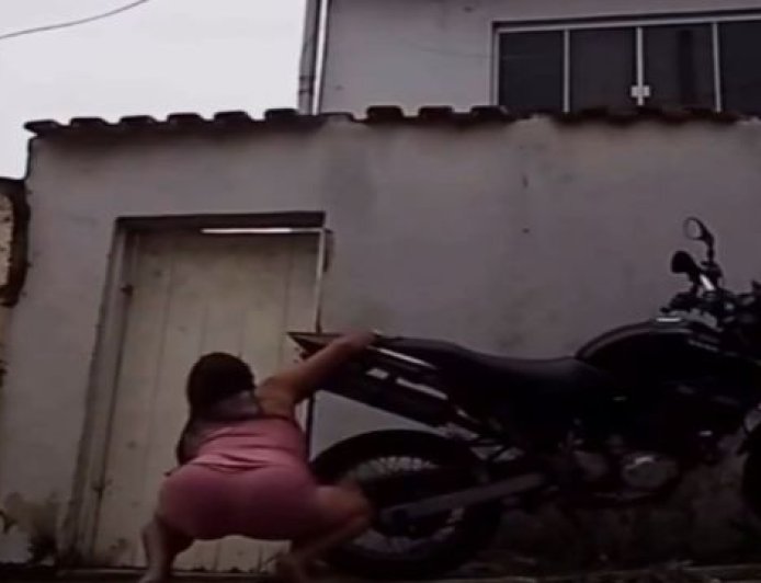 Mulher destrói moto com martelo e faca após descobrir traição do companheiro