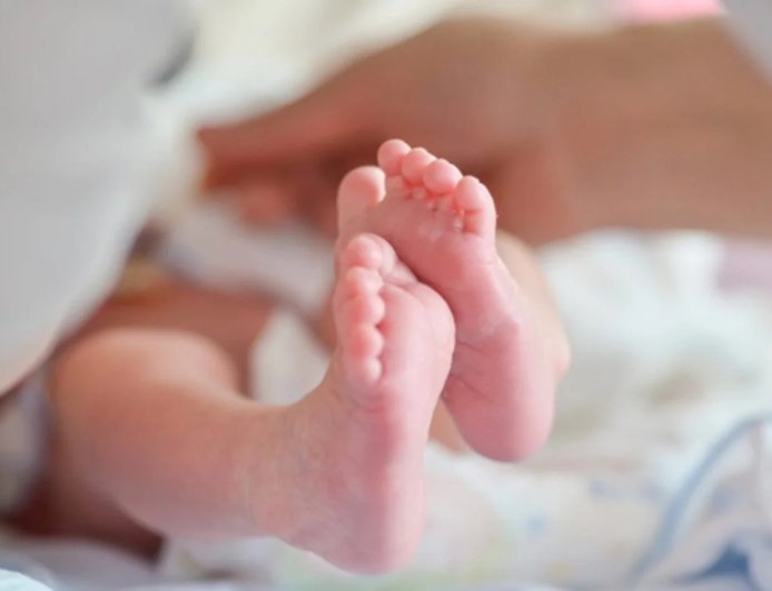 Adolescente toca em partes íntimas de bebê de 1 ano e filma abuso