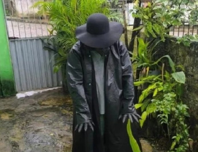 Homem que se fantasiava de 'lobisomem' para assustar moradores de cidade é preso