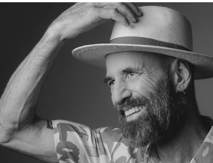 Morre influenciador que viralizou ao realizar o próprio velório em vida