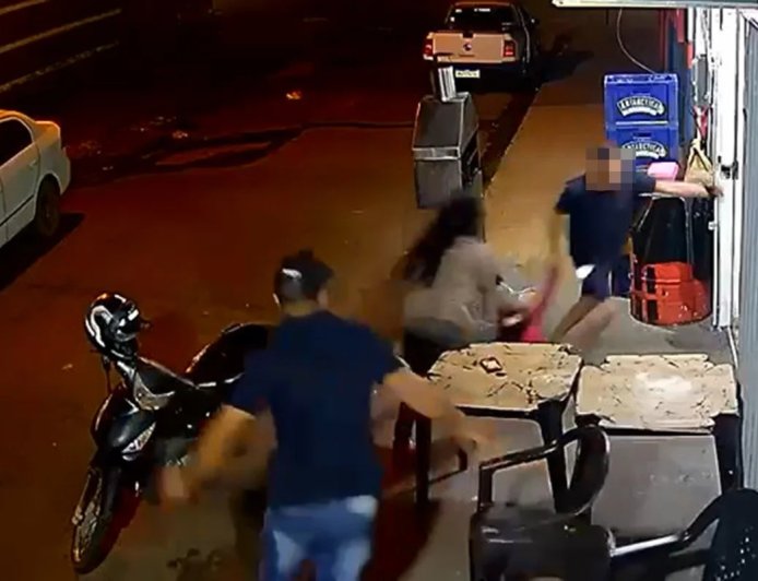 Homem é flagrado tentando sequestrar menina de 4 anos em mesa de bar