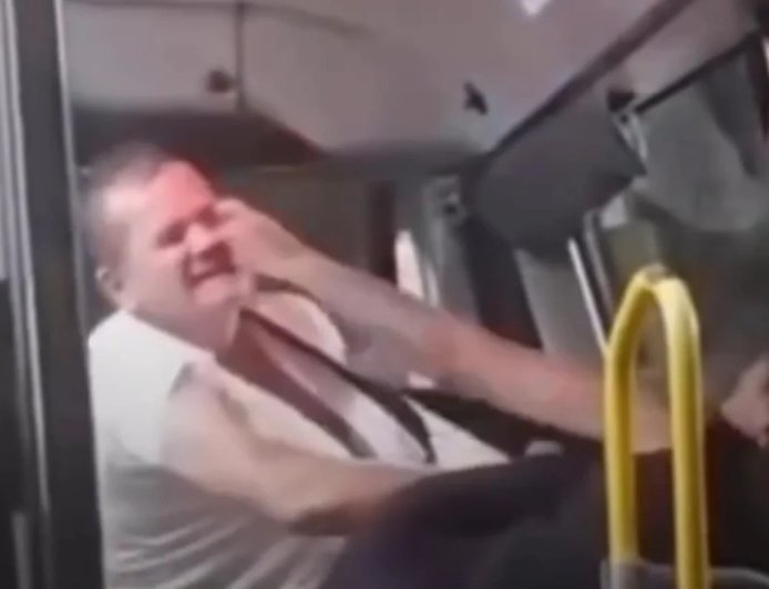 Motorista e passageira se envolvem em briga com tapas e mordidas || VÍDEO