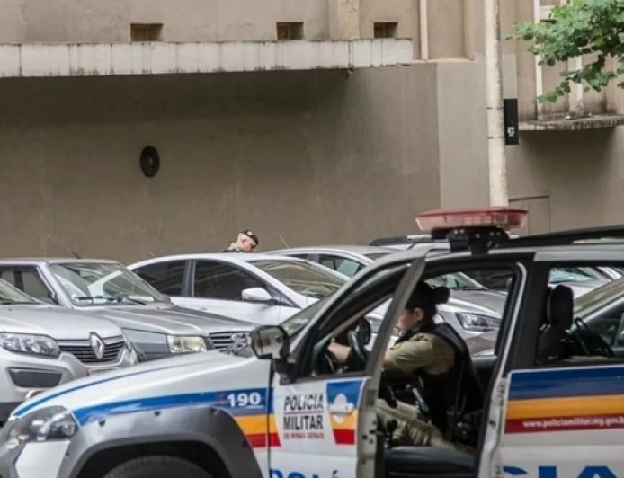 Jovem dá voadora e ataca a própria mãe com pedradas após ser cobrado a procurar emprego