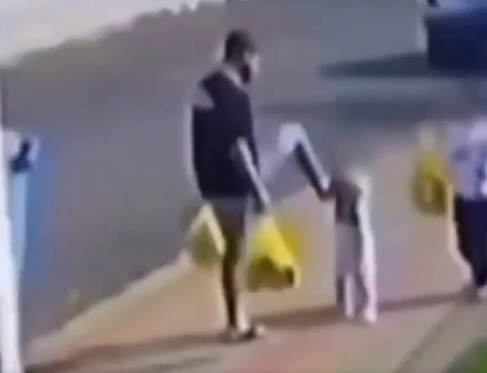 Câmera flagra pai chutando filha de apenas 3 anos; vídeo causa revolta