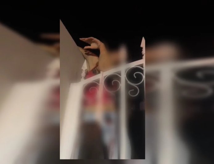 Jovem fica com braço preso em lança de portão ao pular muro de casa