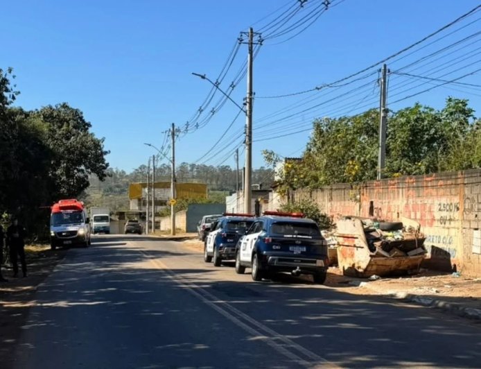 Corpo de mulher é achado jogado entre 2 caçambas, com pés amarrados
