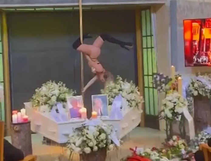 Velório vira palco de show de pole dance e cena entre os caixões deixa a internet em choque