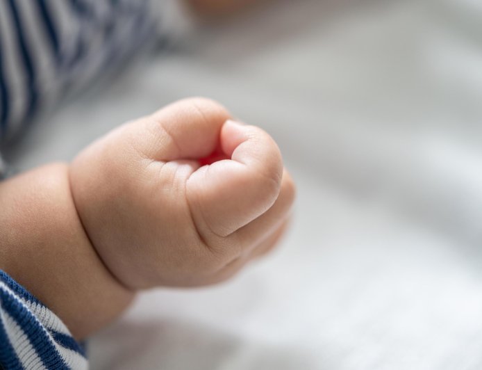Bebê de 10 meses morre após sofrer estupro; 'ficante' da mãe e primo dele são presos