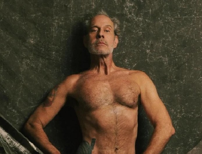 Ex-galã da Globo posa nu aos 53 anos e impressiona pela forma física