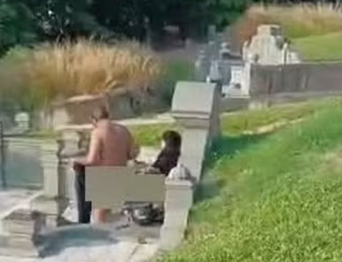 Casal é flagrado fazendo sexo em cima de túmulo em cemitério; veja vídeo