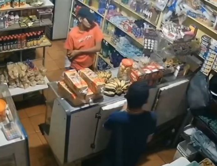 Homem tenta furtar produto escondendo item na cueca e acaba descoberto; veja o vídeo