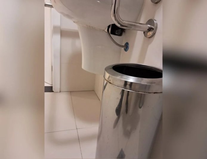 Pervertido é flagrado por câmera de segurança colocando câmera escondida em banheiro feminino