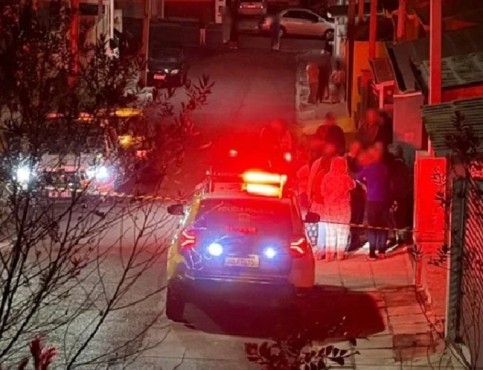 Jovem de 21 anos é morto com tiro na cabeça pelo vizinho em meio a briga por som alto
