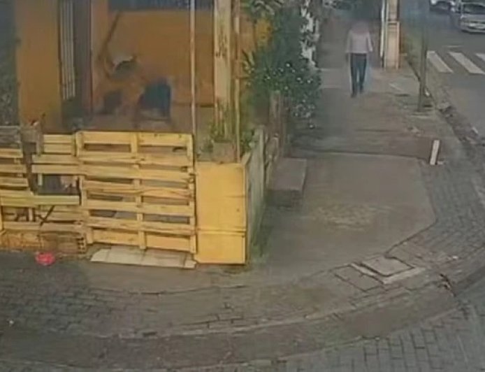 Homem em situação de rua é morto a pauladas dormindo e vídeo flagra crime
