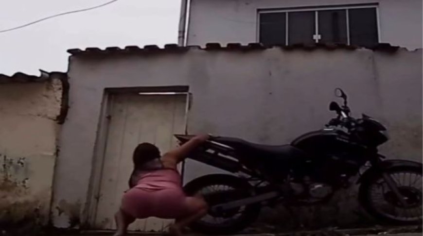 Mulher destrói moto com martelo e faca após descobrir traição do companheiro