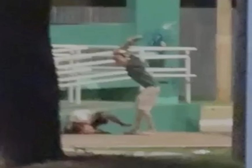 Homem espanca rival com pedaço de concreto em praça pública