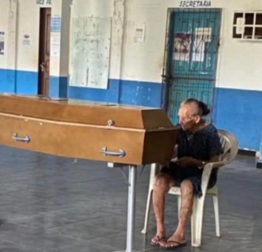 Imagem de idosa ao lado de um caixão emociona milhares e viraliza nas redes sociais