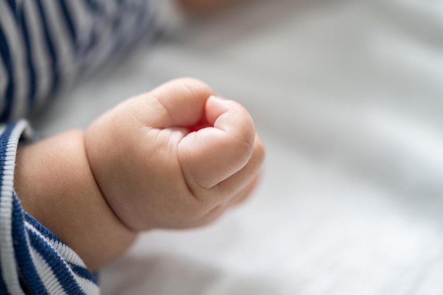 Bebê de 10 meses morre após sofrer estupro; 'ficante' da mãe e primo dele são presos