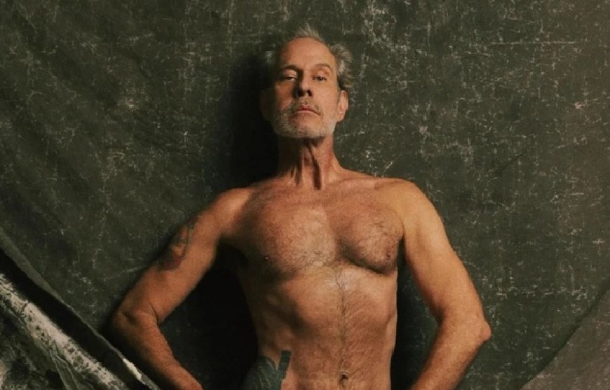 Ex-galã da Globo posa nu aos 53 anos e impressiona pela forma física
